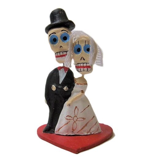 DD508 Wood Heart Cabezones Bride & Groom - Image 2