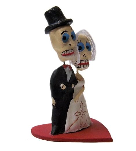 DD508 Wood Heart Cabezones Bride & Groom - Image 3