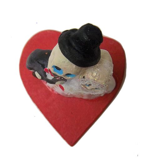 DD508 Wood Heart Cabezones Bride & Groom - Image 4